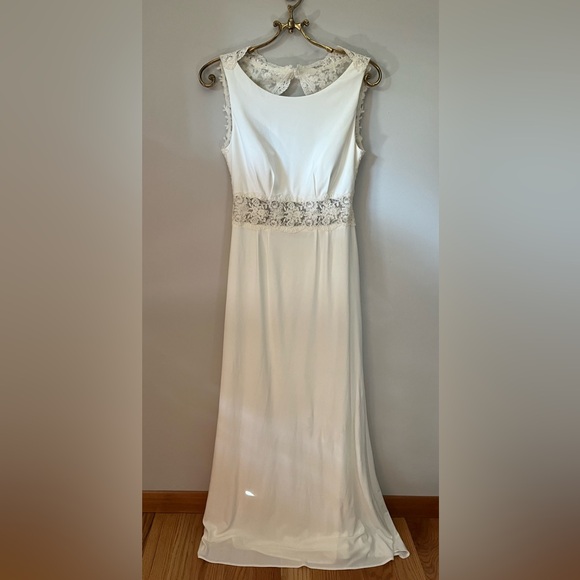 Jersey Sheath Keyhole Backless Wedding Dress - Picture 4 of 9